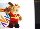 Du khách thích thú với các sản phẩm lưu niệm có chủ đề SEA Games